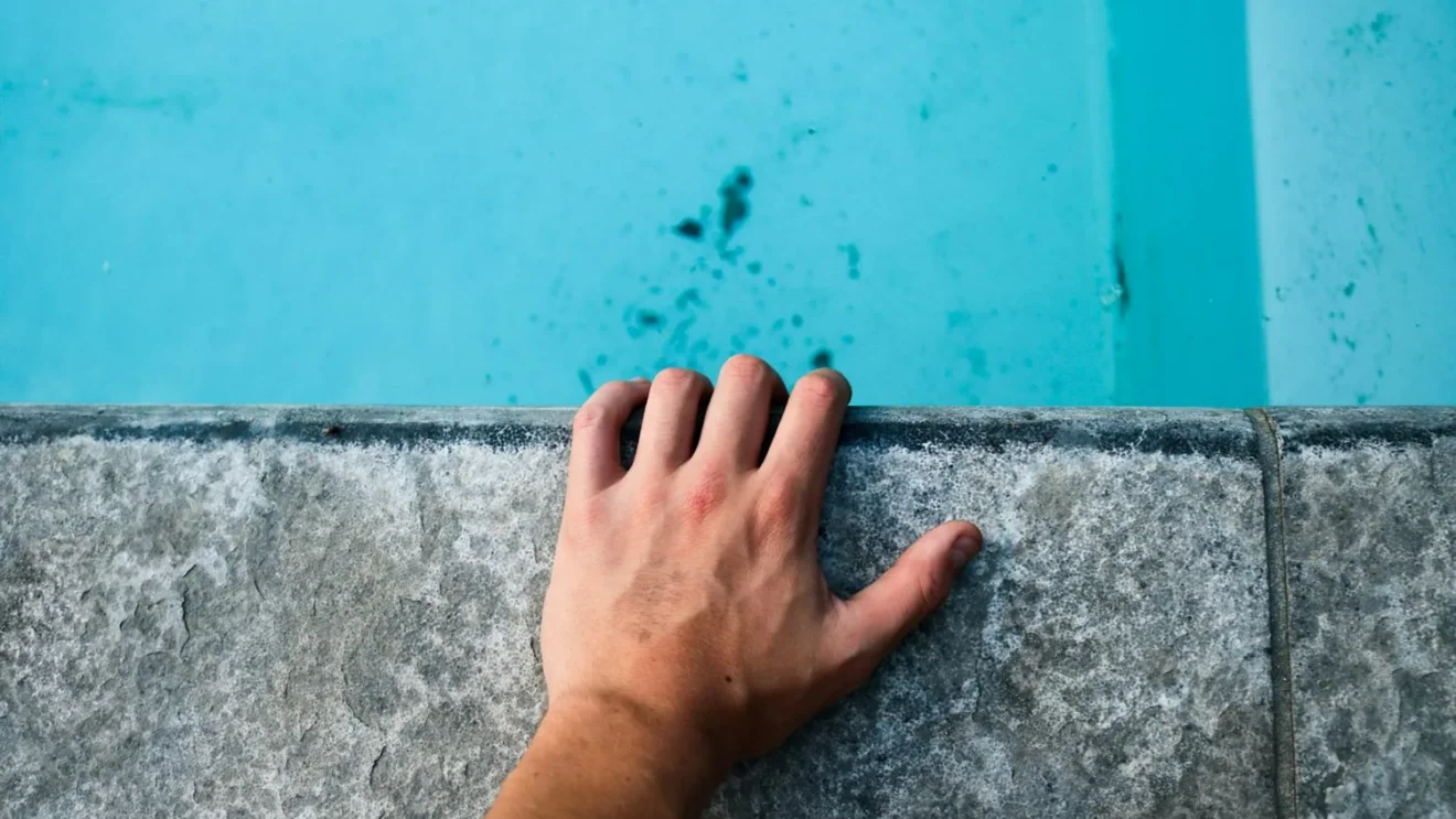 Eau trouble piscine : causes et solutions efficaces