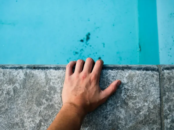 Eau trouble piscine : causes et solutions efficaces