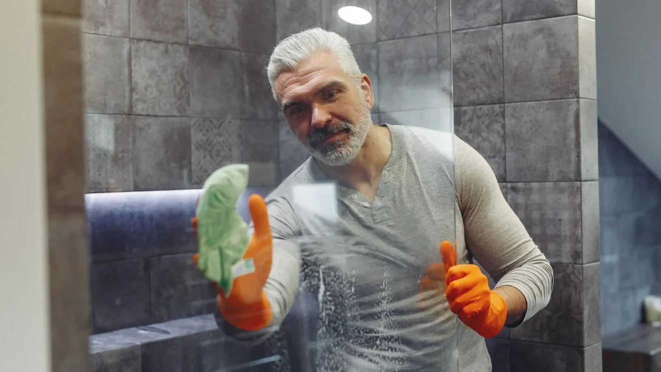 Comment nettoyer les joints de douche efficacement