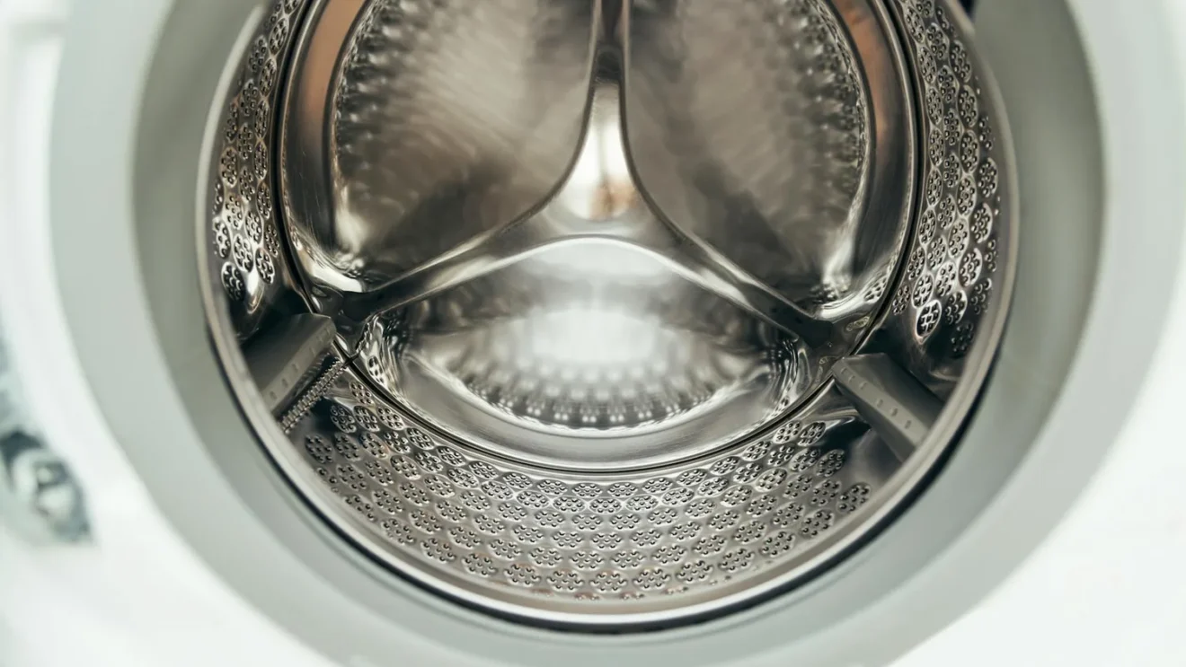 Machine à laver qui pue : causes et solutions efficaces