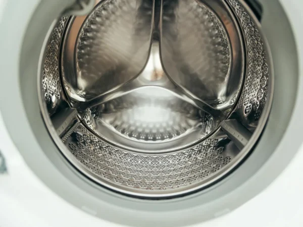 Machine à laver qui pue : causes et solutions efficaces